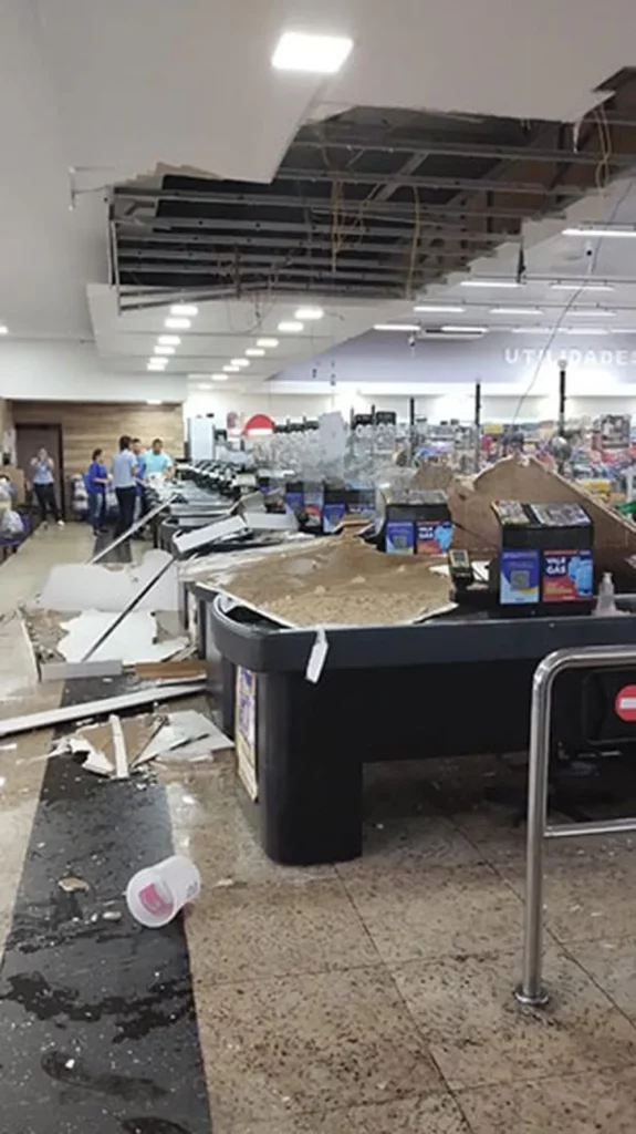 Escombros do teto caíram sobre os caixas do supermercado, em Cândido Mota (SP) — Foto: Redes sociais