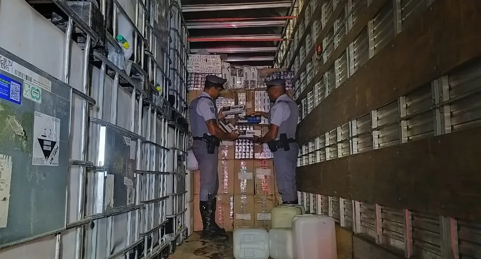 Carga com 400 mil maços foi localizado pela Polícia Rodoviária durante abordagem, nesta quarta-feira (Foto: Divulgação/Polícia Rodoviária)