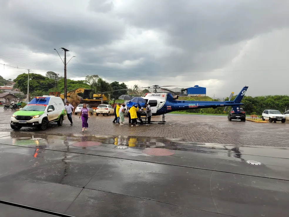 Helicóptero do Samu de Maringá (PR) auxilia socorro de vítimas em acidente entre trem e ônibus escolar — Foto: Rodrigo Grando/RPC