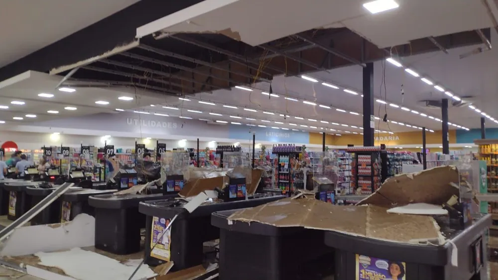 Parte de teto de supermercado desaba após chuva em Cândido Mota (SP) — Foto: Redes sociais