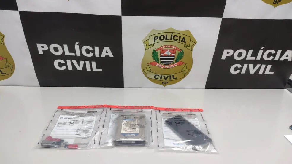 Foram apreendidos pen-drives, um hd e o celular do suspeito em Bauru — Foto: Polícia Civil / Divulgação