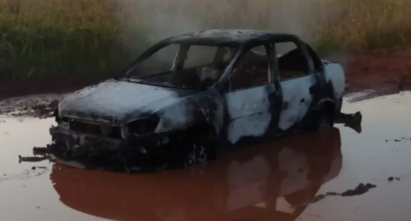 Corpo da vítima foi encontrado com as mãos amarradas dentro de veículo carbonizado, em Regente Feijó (SP) — Foto: Polícia Civil