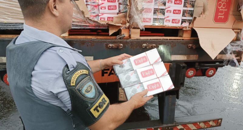 Polícia Militar Rodoviária prende mulher com carga de cigarros contrabandeados (Foto: Divulgação/Polícia Militar Rodoviária)