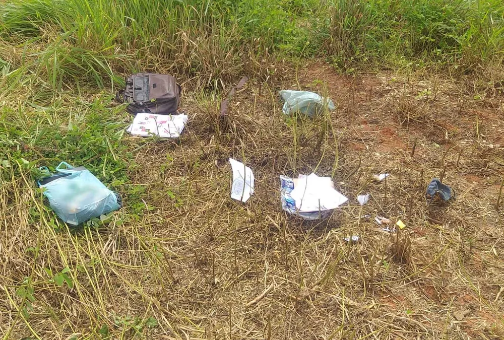 Trabalhadores rurais encontram pertences de professora morta carbonizada próximos ao local do crime, em Regente Feijó
