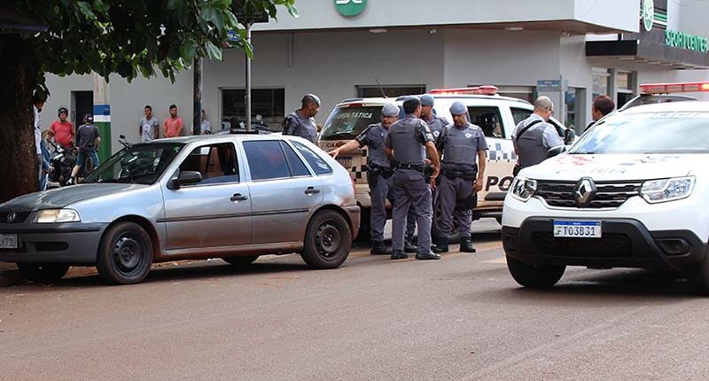Dupla é acusada de roubar um veículo na rodovia Raposo Tavares (SP-270), área do município de Assis (Foto: Reprodução/O Diário do Vale)