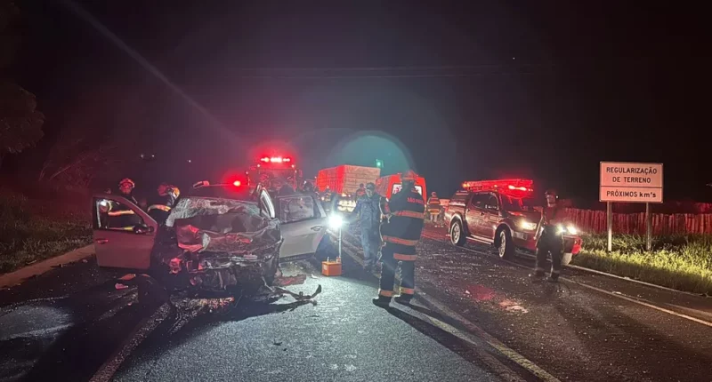 Devido a colisão, o km 422,900 ficou interditado por 2h na Rodovia Assis Chateaubriand (SP-425) — Foto: Polícia Rodoviária