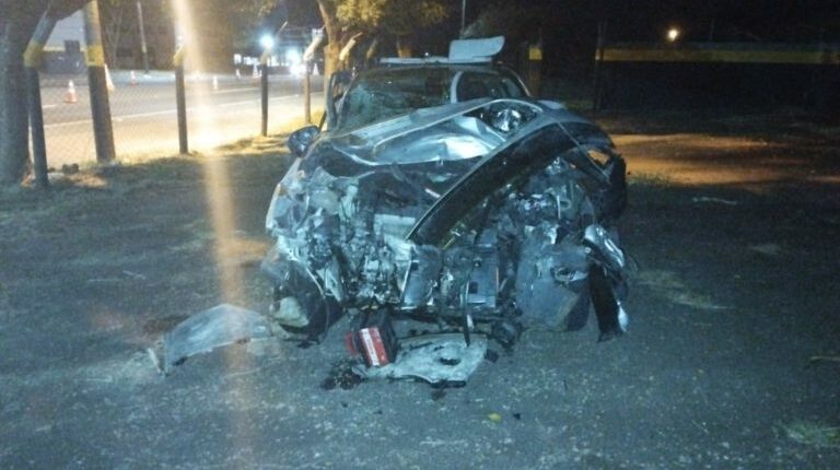 O carro ficou destruído (Foto: Divulgação/Redes Sociais)