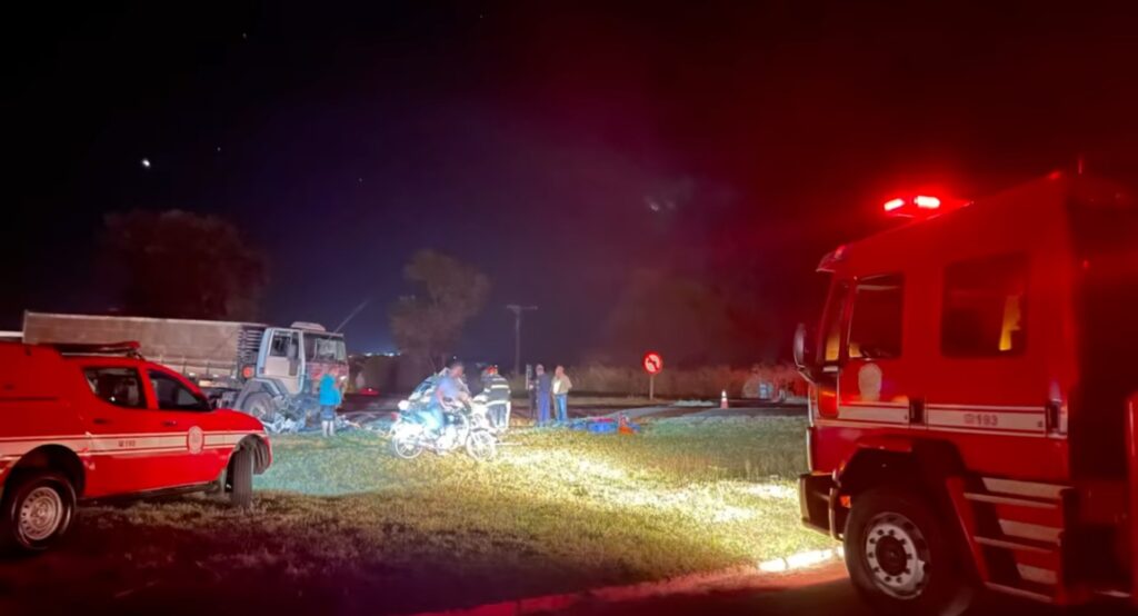 Moradores de Rancharia morrem após grave acidente envolvendo carro e caminhão (Foto: Reprodução / TV Oeste Tá On)
