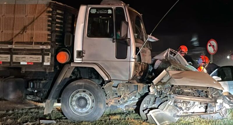 Moradores de Rancharia morrem após grave acidente envolvendo carro e caminhão (Foto: Reprodução / TV Oeste Tá On)