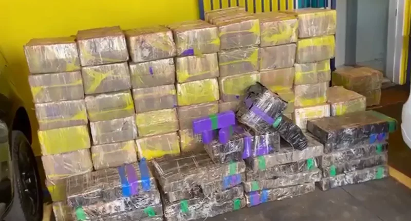 Carga de mais de 1 tonelada de maconha estava escondida em carreta conduzida por família paraguaia na BR-153 em Ourinhos (Foto: Divulgação/Polícia Rodoviária Federal)