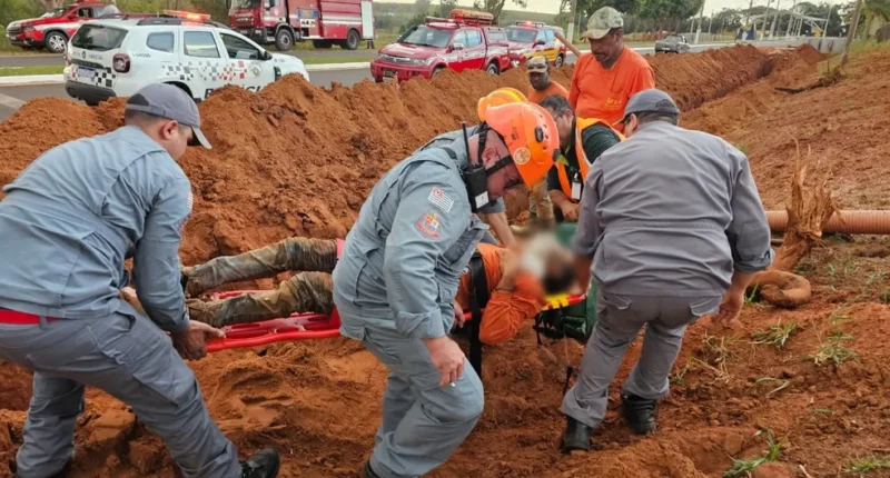 Homem soterrado em Borebi foi resgatado consciente — Foto: Corpo de Bombeiros/Divulgação