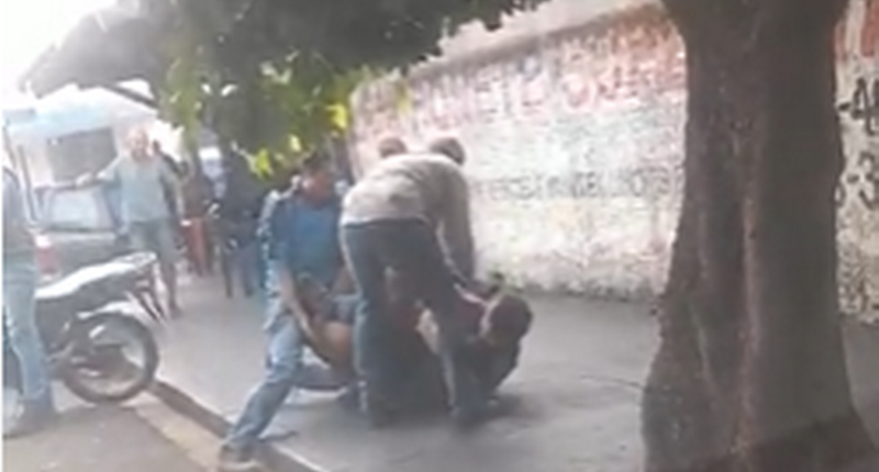 Após furtar residência, homem é agredido por populares próximo a restaurante em Paraguaçu (Foto: Reprodução/TV Paraguaçu)