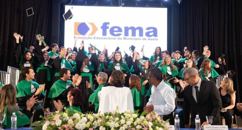 Instituição formou 34 novos médicos, reunindo autoridades acadêmicas, familiares e amigos (Foto: Divulgação / FEMA)