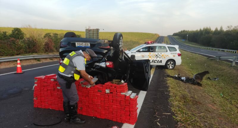 374 quilos de maconha foram encontrados em carro que capotou (Foto: Divulgação/Polícia Rodoviária)