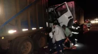Motorista do caminhão ficou ferido após a colisão em Santa Cruz do Rio Pardo (Foto: Dário Miguel/ Divulgação)