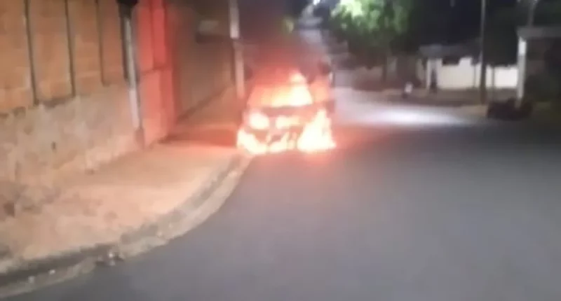 Carro envolvido no acidente foi localizado em chamas em Quatá (Foto: Arquivo pessoal)