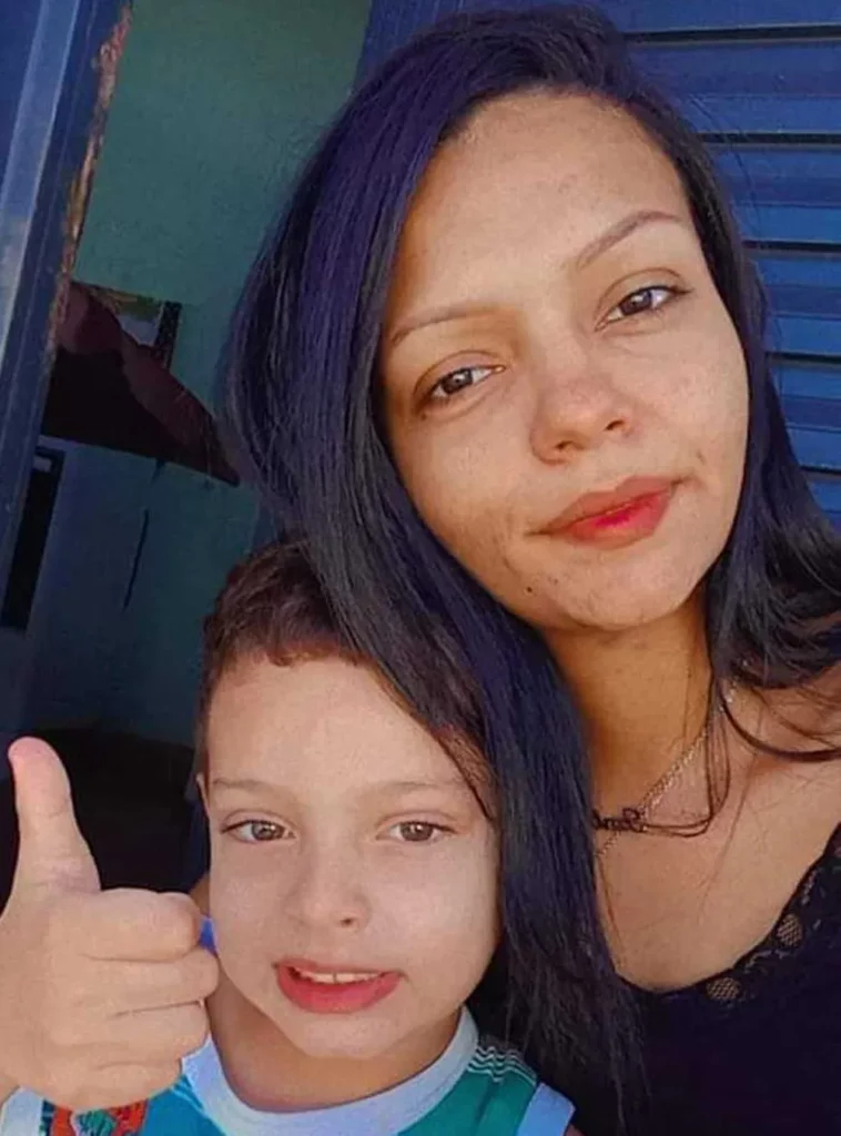 A mãe, Izabella Rodrigues da Silva (à direita), e o filho, João Pedro (à esquerda) — Foto: Reprodução/Redes sociais