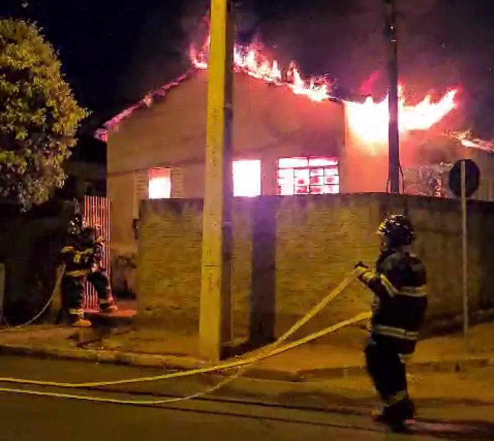 Incêndio destrói casa em Rancharia e moradora é suspeita de causar o fogo (Foto: Redes sociais)