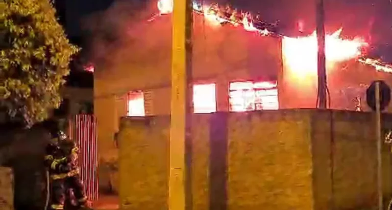 Incêndio destrói casa em Rancharia e moradora é suspeita de causar o fogo (Foto: Redes sociais)